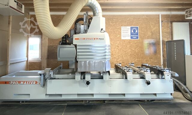CNC machining center with vario table 