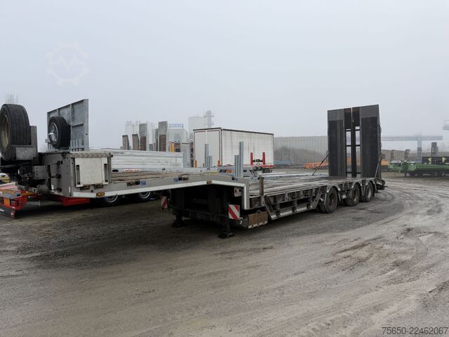 Semiremorcă cu platformă joasă Humbaur HTS30  3 Achs Satteltieflader mit Radmulden