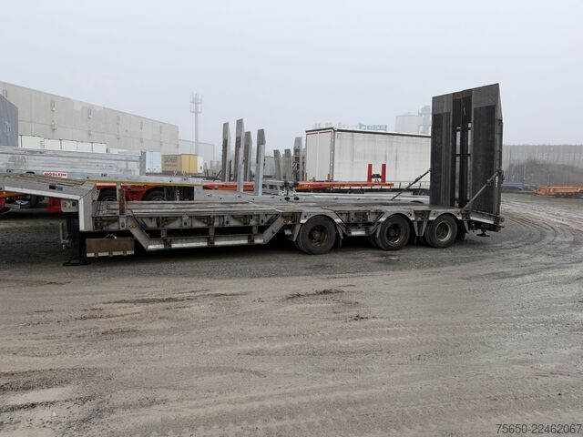 Semiremorcă cu platformă joasă Humbaur HTS30  3 Achs Satteltieflader mit Radmulden