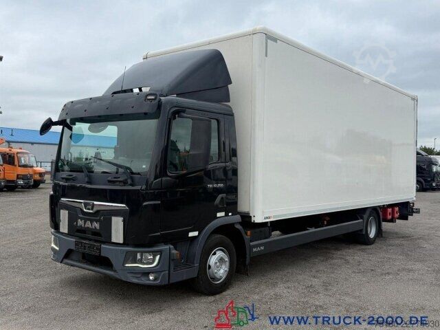 Vrachtwagen met bakwagen MAN TGL 12.250 Koffer 7.20m Ladebordwand1.5t. 1.Hand