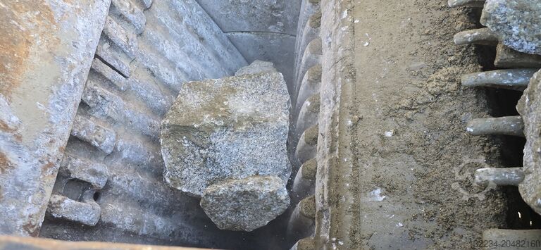 Mobile jaw crusher on tracks Powerscreen Premiertrak 400 jaw crusher