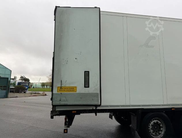 Trailer pendingin SCHMITZ CARGOBULL SCB*S3B THERMO KING SLXe300 LIFT AXLE FLOWERWIDE