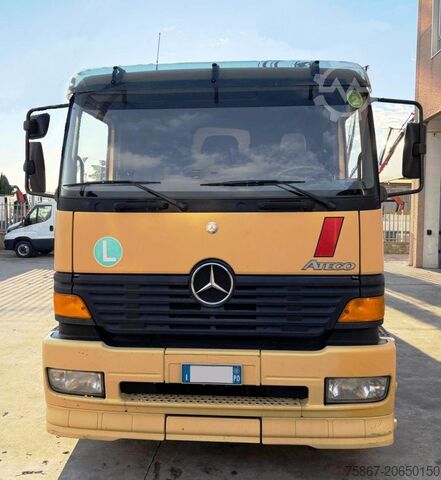 Lkw mit Festaufbau Mercedes-Benz 1828