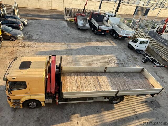 Lkw mit Festaufbau Mercedes-Benz 1828