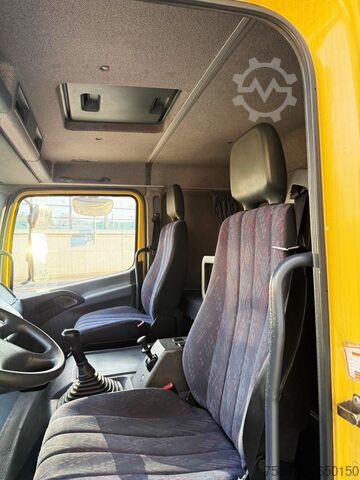 Lkw mit Festaufbau Mercedes-Benz 1828