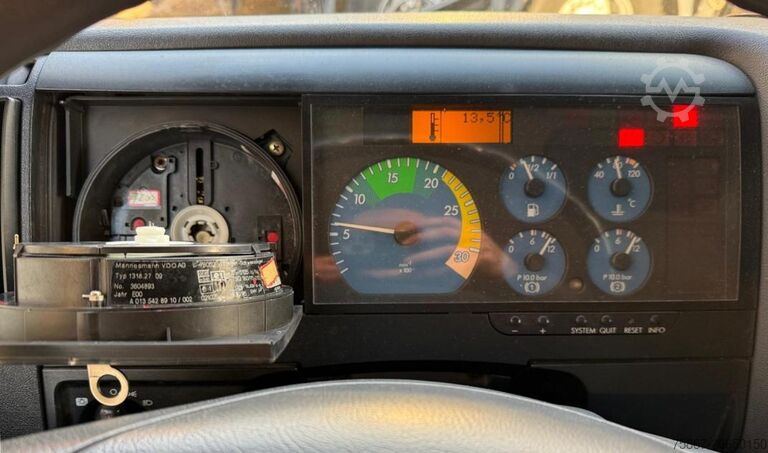 Lkw mit Festaufbau Mercedes-Benz 1828