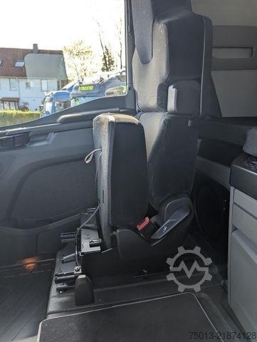 Lielapjoma vilcējs MAN TGX 18.560 LL SA Low-Liner mit D30 Motor