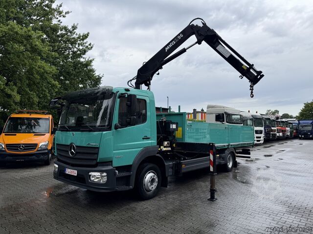Flutningabíll með sléttu pallrými Mercedes-Benz Atego 1227 Kran MKG 96
