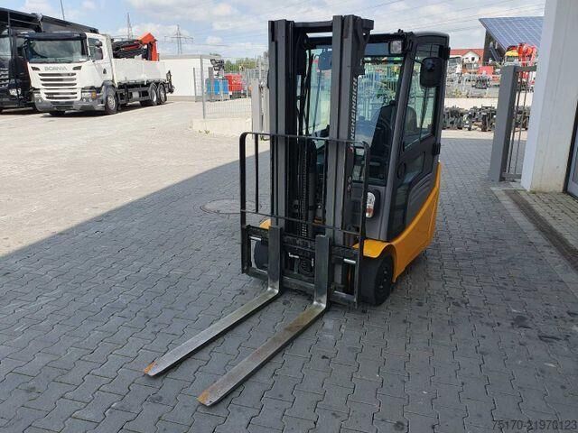 Gaffeltruck Jungheinrich EFG 215 / Triplex: 4.25m! / SS / 4.166h / 2024