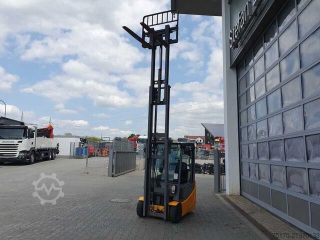 Gaffeltruck Jungheinrich EFG 215 / Triplex: 4.25m! / SS / nur 1.368h!