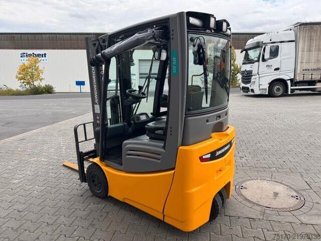 Gaffeltruck Jungheinrich EFG 215 / Triplex: 4.25m! / SS / 4.168h / 2024