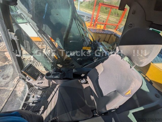 Pásové rýpadlo VOLVO EC 220 / SW + 2 Löffel