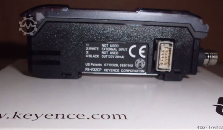 Optical fiber sensor with digital sensor Keyence FS-V32CP