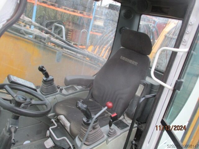 Malzeme taşıma makinesi LIEBHERR LH30M