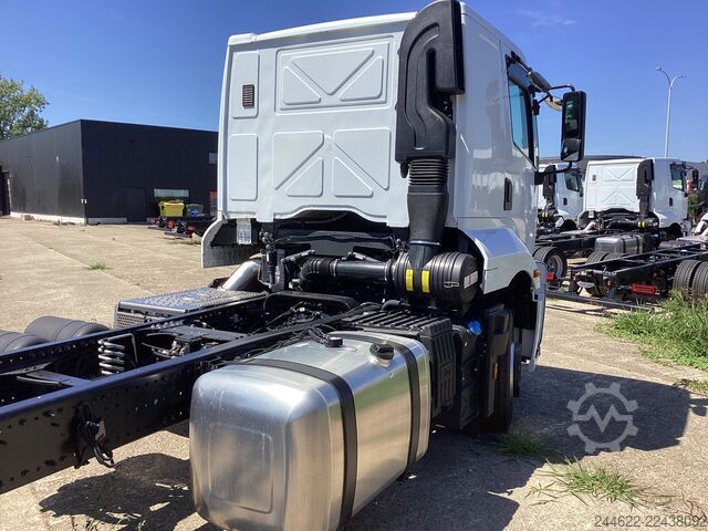 Vrachtwagen met op maat gemaakte opbouw Ford Ford 4x2 Road 1833 Low Roof Sleeper Cab