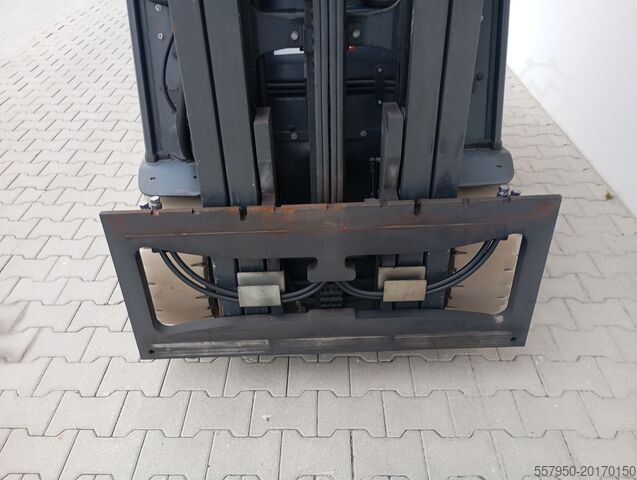 4-Rad-Gabelstapler Linde E 30 Triplex ZinkenverstellgerÀt