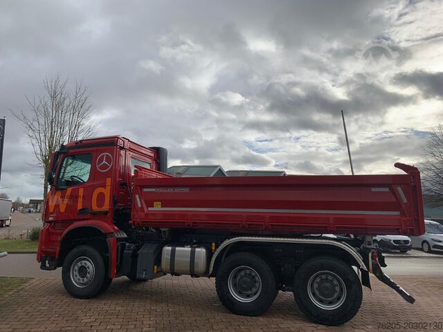 Truk bak dump tiga sisi Mercedes-Benz Arocs 2651 K Dreiseitenkipper Meiller KlimaA