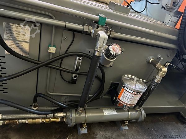  Chen Hsong JetMaster 88-MK6 mit dem Roboter