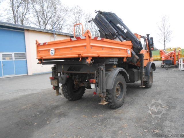Camion benne UNIMOG U1450 427/11 mit Kran