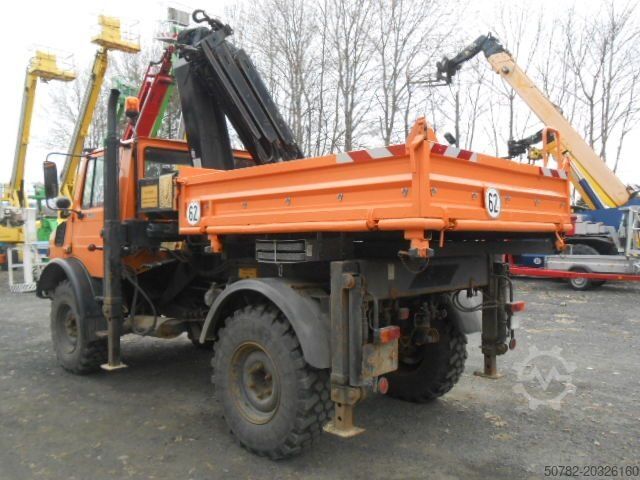 Camion benne UNIMOG U1450 427/11 mit Kran
