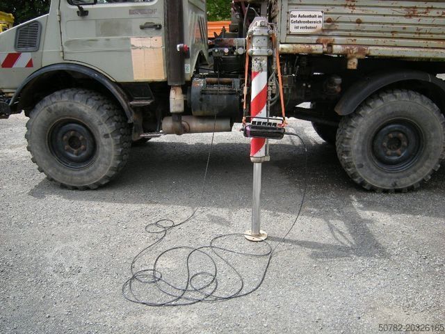 Dreiseitenkipper MERCEDES-BENZ Unimog U1250 mit Kran MKG 105