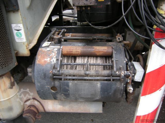 Dreiseitenkipper MERCEDES-BENZ Unimog U1250 mit Kran MKG 105
