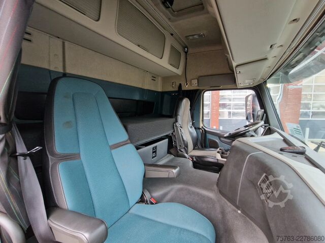 Chiếc vali Volvo FM 370 Globetrotter 4x2 - Buggsbygg box with si...