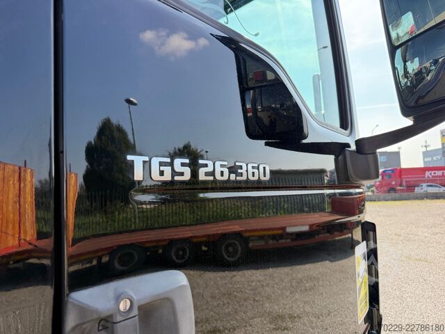 Camión plataforma con toldo MAN TGS 26.360