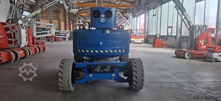 Nivelletty teleskooppinen työtaso Niftylift HR17 HYBRID 4X4