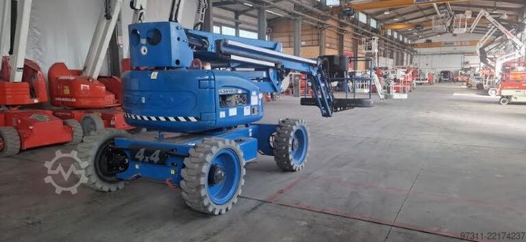 Nivelletty teleskooppinen työtaso Niftylift HR17 HYBRID 4X4
