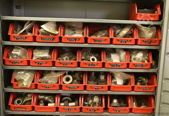 Værktøjsskab med borebøsninger Niederberger mit Ersatzteilen für Werkzeugbau