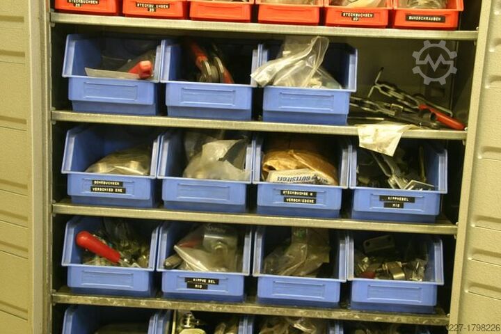 Værktøjsskab med borebøsninger Niederberger mit Ersatzteilen für Werkzeugbau