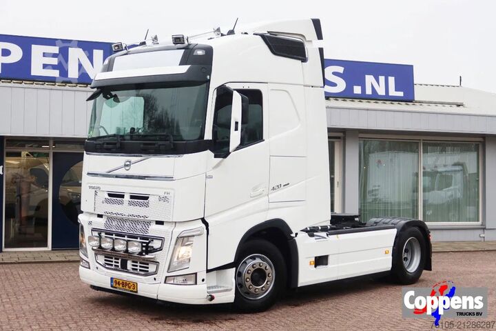 Standard tractor Volvo FH 4x2 bed 2x Holland Truck