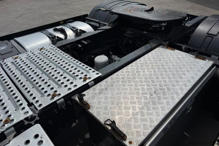 Đầu kéo tiêu chuẩn VOLVO FH-460 4x2
