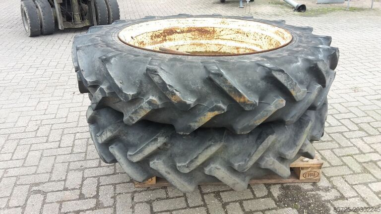 Rad mit Reifen Pirelli 