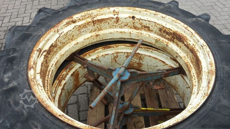 Rad mit Reifen Pirelli 