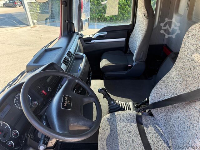 Wechselkoffer mit Kastenaufbau MAN 32 440 F