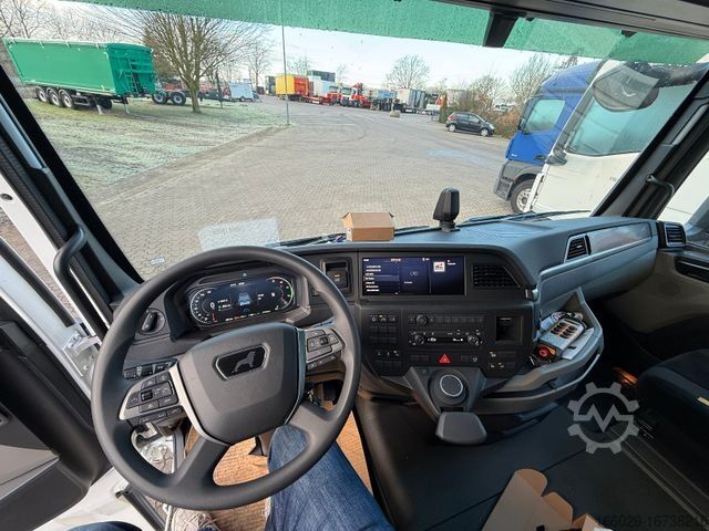 Automobilis ar plakanu platformu MAN Baumaschinen-  Arbeitsbühnentransporter Rampen