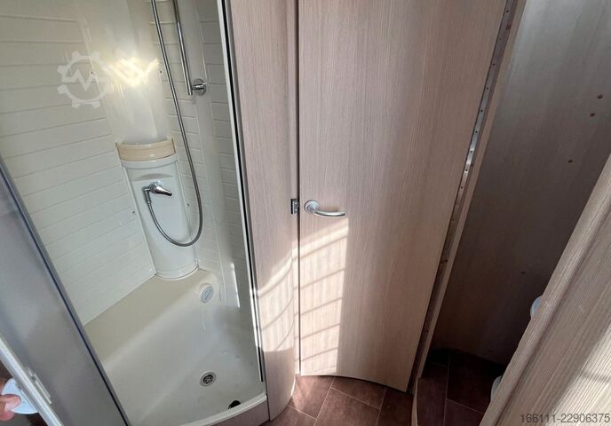 Autorulotă semi-integrată BÜRSTNER Ixeo T 734 - Hub/Queensbett - Klima -