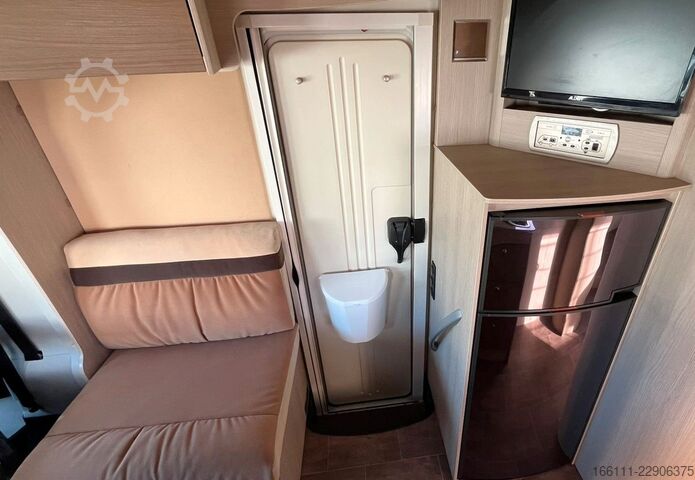 Autorulotă semi-integrată BÜRSTNER Ixeo T 734 - Hub/Queensbett - Klima -