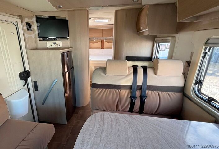Autorulotă semi-integrată BÜRSTNER Ixeo T 734 - Hub/Queensbett - Klima -