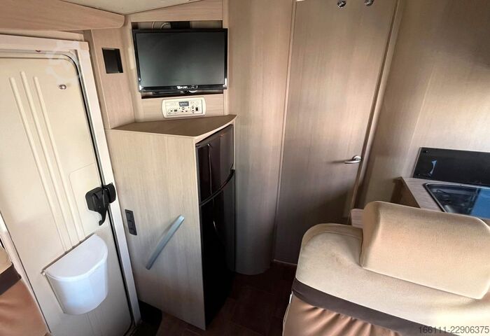 Autorulotă semi-integrată BÜRSTNER Ixeo T 734 - Hub/Queensbett - Klima -