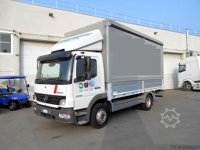 평판과 방수포가 있는 트럭 Mercedes-Benz Atego 1218