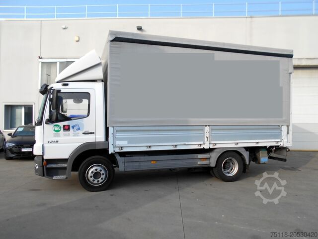 평판과 방수포가 있는 트럭 Mercedes-Benz Atego 1218