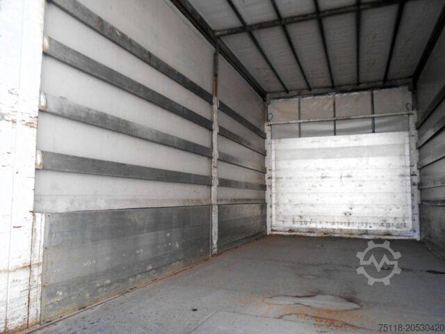 평판과 방수포가 있는 트럭 Mercedes-Benz Atego 1218