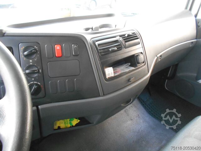 평판과 방수포가 있는 트럭 Mercedes-Benz Atego 1218