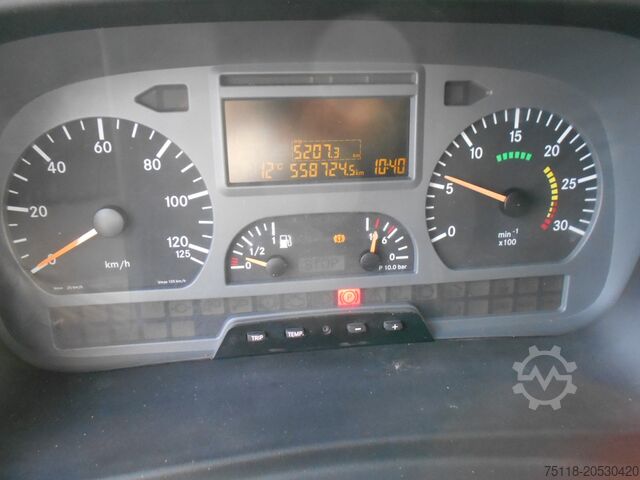 평판과 방수포가 있는 트럭 Mercedes-Benz Atego 1218