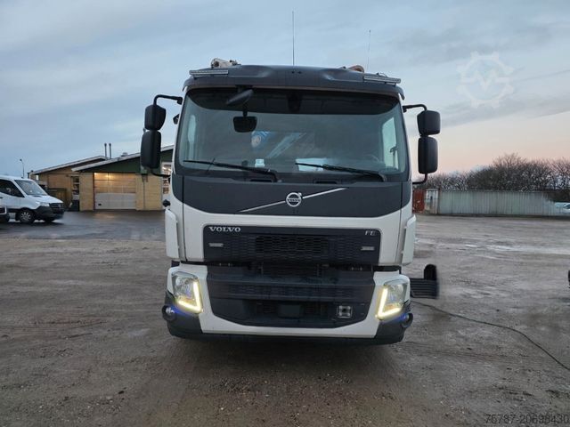 Camión portacontenedores de gancho VOLVO FE 320 6x2/4 Abroller mit Cont. + Kran HMF 1820