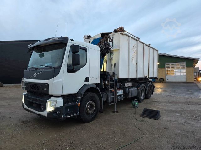 Camión portacontenedores de gancho VOLVO FE 320 6x2/4 Abroller mit Cont. + Kran HMF 1820