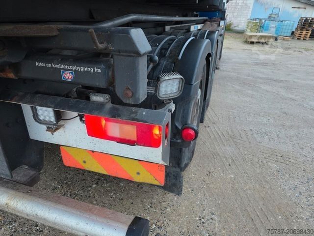 Camión portacontenedores de gancho VOLVO FE 320 6x2/4 Abroller mit Cont. + Kran HMF 1820